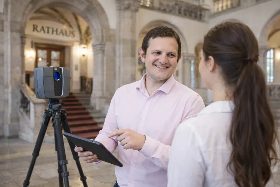 Ingenieur bei der Gebäudeanalyse mit Laserscanner